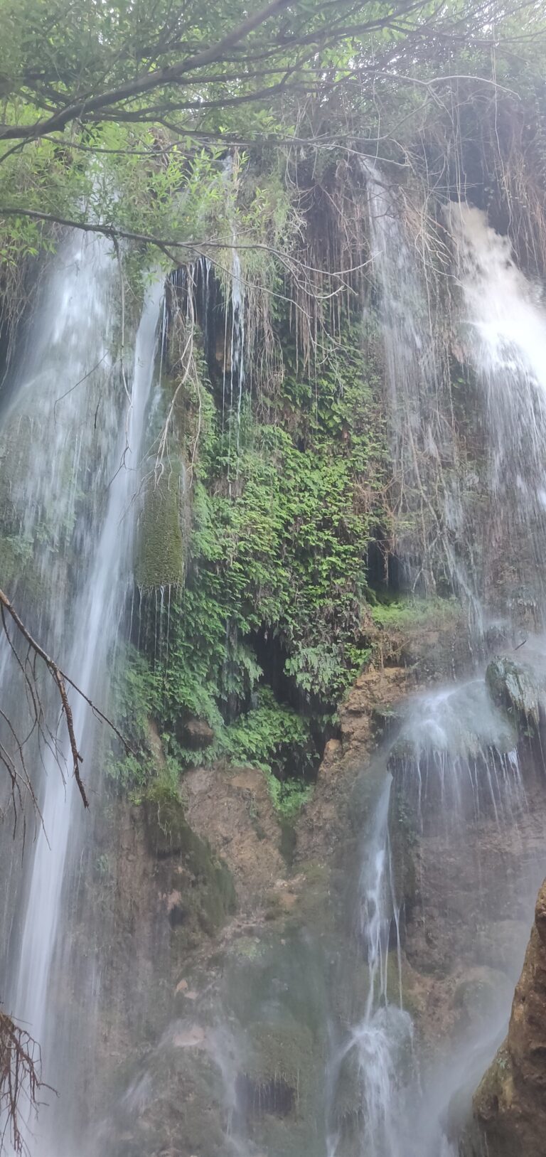 Salto de agua Arroyo del Alcázar en Dúrcal